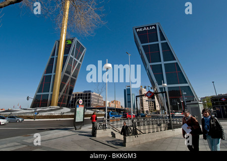 Torri Kio Plaza de Castilla Madrid Spagna Puerta de Europa Distretto finanziario Foto Stock