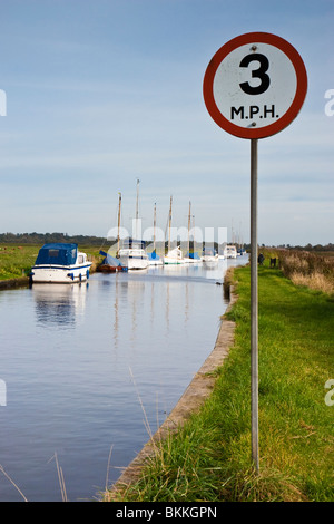 3 MP il limite massimo di velocità su segno il Parco Nazionale Broads del Norfolk, Inghilterra Foto Stock