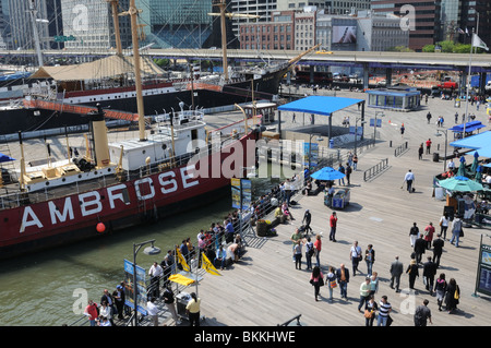 I turisti affluiscono al Molo 17 presso il South Street Seaport, e al Molo 16 per vedere la lightship Ambrogio e la barca a Pechino. Foto Stock