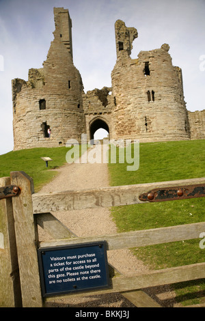 Cancello di legno all'ingresso al castello di Dunstanburgh, Northumberland, Inghilterra. Foto Stock