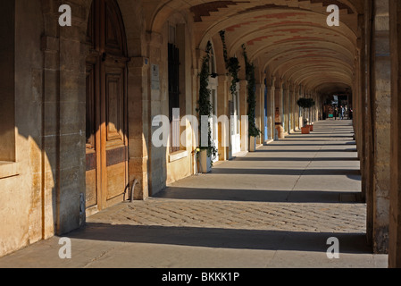 I portici di Place des Vosges Parigi Francia Foto Stock