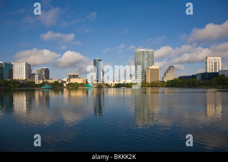 Architettura moderna skyline di Orlando in Florida riflettendo in Lake Eola Foto Stock