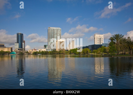 Architettura moderna skyline di Orlando in Florida riflettendo in Lake Eola Foto Stock