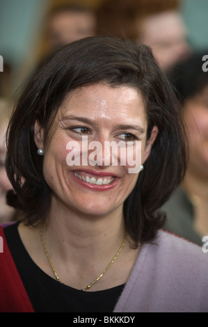 Miriam Gonzalez Durantez moglie di liberali democratici leader Nick Clegg raffigurato su una campagna visita a Newport South Wales UK Foto Stock