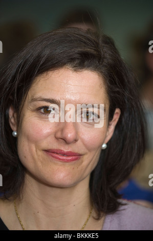 Miriam Gonzalez Durantez moglie di liberali democratici leader Nick Clegg raffigurato su una campagna visita a Newport South Wales UK Foto Stock