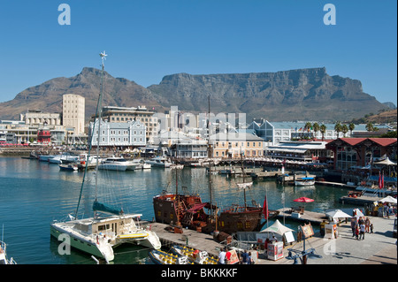 Vista della Table Mountain dal Victoria & Alfred Waterfront, Città del Capo, Sud Africa Foto Stock