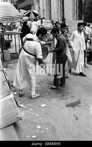 Un venditore di bevande maneggiando il suo commercio su una strada del Cairo in Egitto Foto Stock