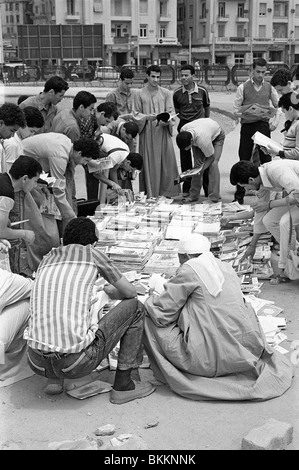 Un libro Impromtu in stallo sui marciapiedi del Cairo, Egitto Foto Stock