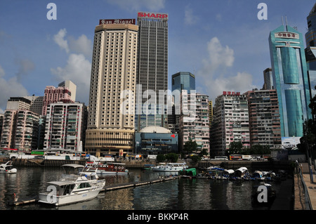 Case-barche e yacht di lusso ormeggiati nelle acque di davanti all'Hotel Excelsior, Causeway Bay Typhoon Shelter, Hong Kong Foto Stock