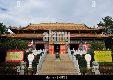Scala di ingresso alla sala grande del tempio principale al Monastero Po Lin, Isola di Lantau, Hong Kong, Cina Foto Stock