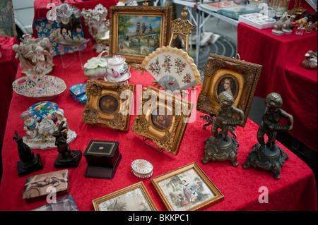 Shopping per " Seconda Mano' antiquariato francese, garage Vendita, Parigi, Francia, vecchi telai e ninnoli gli oggetti vintage, sul display sul tavolo su strada Foto Stock