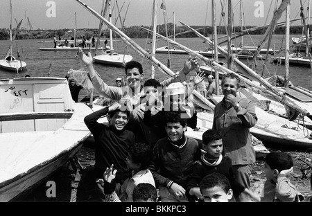 Bambini egiziano sul lungomare El-Matariya del Lago Manzala, in Egitto il Delta del Nilo Foto Stock