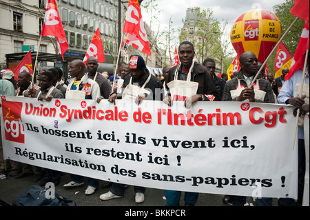 Folle di manifestazioni, stranieri illegali francesi Sans Papiers migranti, e i sindacati protestano, Parigi, Francia; marciare con Banners, Bandiere, proteste per i diritti dei lavoratori, segno di protesta pacifica, migranti illegali Foto Stock