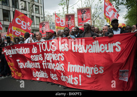 I sindacati francesi con immigrati africani, Europa, manifestano il 1° maggio, la dimostrazione del giorno di maggio, Parigi, Francia, proteste, CGT, proteste dei lavoratori, comunità nera Parigi, diritti degli immigrati, folla di persone davanti Foto Stock