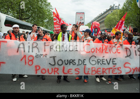 Le proteste dei sindacati francesi e dei diritti dei lavoratori "Air France" sullo Sciopero, dimostrando nel maggio 1, la manifestazione del giorno di maggio, Parigi, Francia, immigrati africani, people march street, segno di protesta pacifica Foto Stock