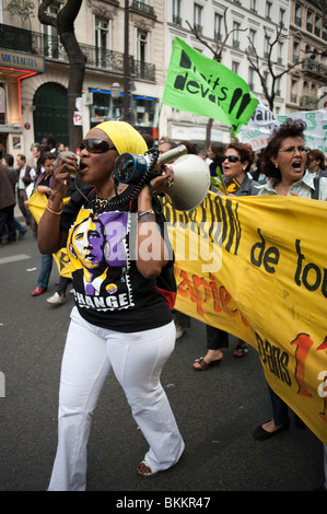 France's Sans Papiers, Migrants, Rally, Demonstration in May 1° maggio, May Day Demonstration, Parigi, Francia, Woman with Megaphone Obama T-Shirt, Workers Public protests, manifestanti multirazzial Human Rights, Immigration Conversations yelling Foto Stock