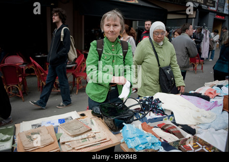 Parigi, Francia, Senior Women Shopping al Garage sale on Street, Brocante Vintage Books Foto Stock