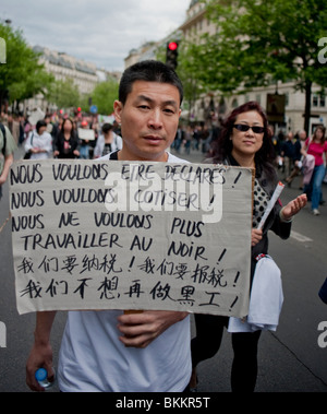 Cinesi che manifestano il 1° maggio, dimostrazione il giorno di maggio, Parigi, Francia, Ritratto, uomo con protesta bi-linguistica firma in mandarino "proteste per i diritti dei lavoratori di Sans papiers", diritti degli immigrati, segno di protesta pacifica, migranti clandestini Euorpe, proteste per l'immigrazione Foto Stock