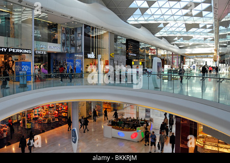 Gli amanti dello shopping all'interno di Westfield shopping malls su due livelli a Shepherds Bush White City shopping center vista interna di West London Inghilterra England Regno Unito Foto Stock