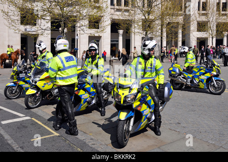 Città di Londra in moto in attesa di polizia per accompagnare una sfilata Foto Stock