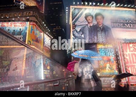 Times Square di New York in una notte piovosa con un abbondanza di Broadway cartelloni. Foto Stock