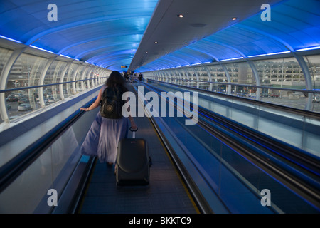 Aeroporto di Manchester UK skyway tunnel pedonale con tapis roulants marciapiedi mobili terminali di collegamento e gli alberghi Foto Stock