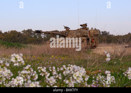 Israele, frontiera Gaza, un serbatoio di Idf parcheggiata in un campo base vicino alla Gaza-Israeli confine orientale. Il Feb 28, 2008. Foto Stock