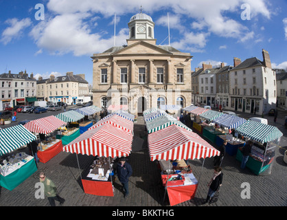 Kelso Mercato degli Agricoltori, Scozia - tenutasi a la più grande piazza del mercato di qualsiasi cittadina scozzese. Foto Stock