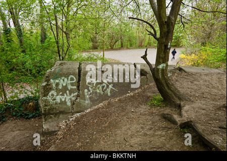 Resti di una torre di flak al grande Buncurberg macerie di montagna, anche chiamato Mont Klamott, nel parco Volkspark Friedrichshain di Berlino Foto Stock