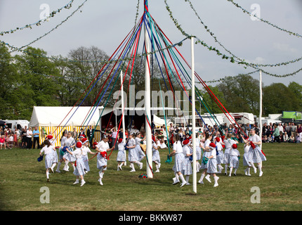 Le ragazze giovani celebrare l antica tradizione celtica di maypole dancing Foto Stock