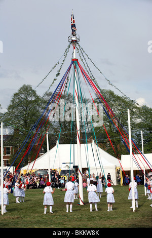 Le ragazze giovani celebrare l antica tradizione celtica di maypole dancing Foto Stock