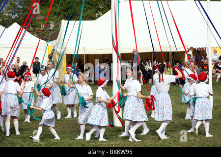 Le ragazze giovani celebrare l antica tradizione celtica di maypole dancing Foto Stock