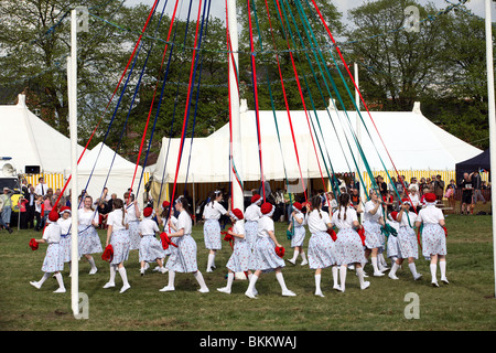 Le ragazze giovani celebrare l antica tradizione celtica di maypole dancing Foto Stock