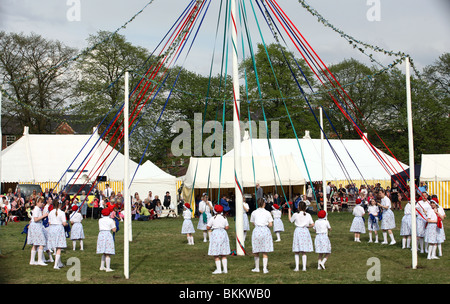 Le ragazze giovani celebrare l antica tradizione celtica di maypole dancing Foto Stock