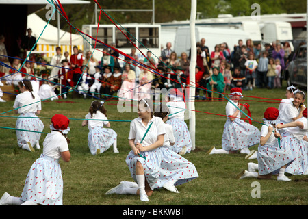 Le ragazze giovani celebrare l antica tradizione celtica di maypole dancing Foto Stock