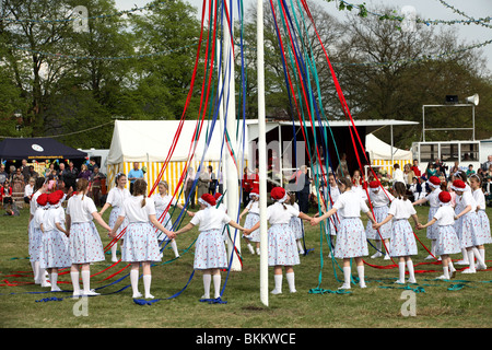 Le ragazze giovani celebrare l antica tradizione celtica di maypole dancing Foto Stock