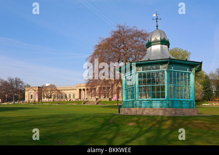 Weston Park Museum e palco per spettacoli, Weston Park, Sheffield South Yorkshire, Inghilterra, Regno Unito. Foto Stock