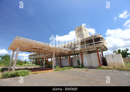 Strano cercando 80s building, astronave architettura, strada di Mombasa, in Kenya Foto Stock