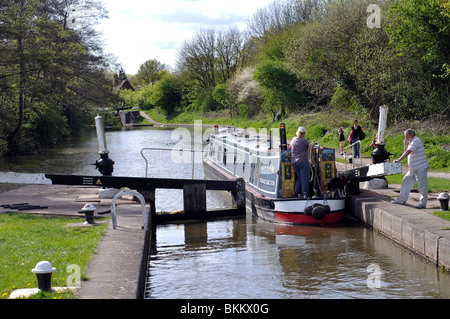 Narrowboat lascia Warwick Bottom Lock (Cape Bottom Lock) , Grand Union Canal, Warwickshire, Inghilterra, Regno Unito Foto Stock