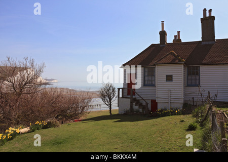 Cottage sui Seaford Head over cercando Cuckmere Haven e chalk scogliere delle Sette sorelle, East Sussex England Regno Unito Foto Stock