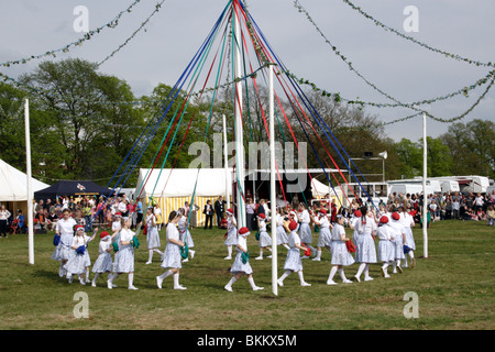 Le ragazze giovani celebrare l antica tradizione celtica di maypole dancing Foto Stock