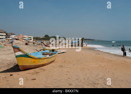 India, nello Stato del Tamil Nadu, Mahabalipuram barche da pesca sulla riva Foto Stock