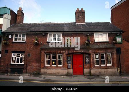 Tradizionale vecchio pub nella città di Knutsford CHESHIRE REGNO UNITO Foto Stock