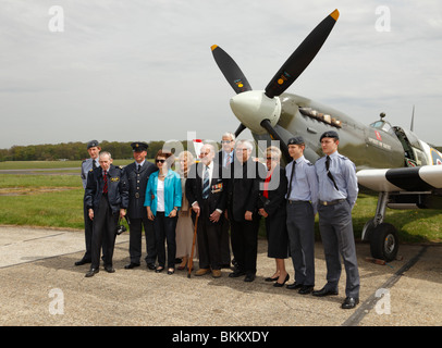 Gruppo avente la loro fotografia scattata con Pietro Ayerst (con bastone) una guerra mondiale due Spitfire pilota. Foto Stock