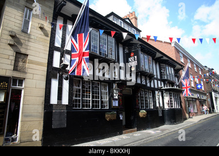 Street con un pub tradizionale nella città di Knutsford CHESHIRE REGNO UNITO Foto Stock