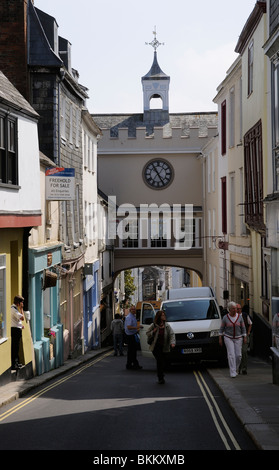 Totnes centro negozi South Devon England Regno Unito guardando in giù la stretta High Street per la famosa Porta Est Arch Foto Stock