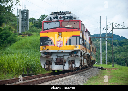 Un canale di Panama convoglio ferroviario passando Gamboa, Panama Foto Stock