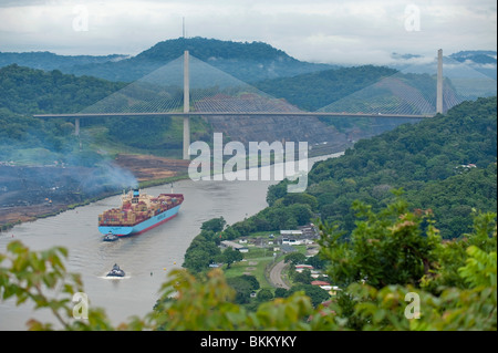 Un contenitore nave passando Gaillard Cut e in procinto di passare sotto il ponte del Centenario, il canale di Panama, Panama Foto Stock