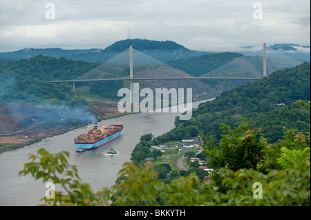 Un contenitore nave passando Gaillard Cut e in procinto di passare sotto il ponte del Centenario, il canale di Panama, Panama Foto Stock