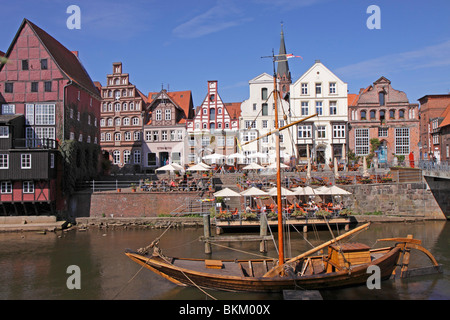 Am Stintmarkt con il vecchio porto, Lueneburg, Bassa Sassonia, Germania Foto Stock
